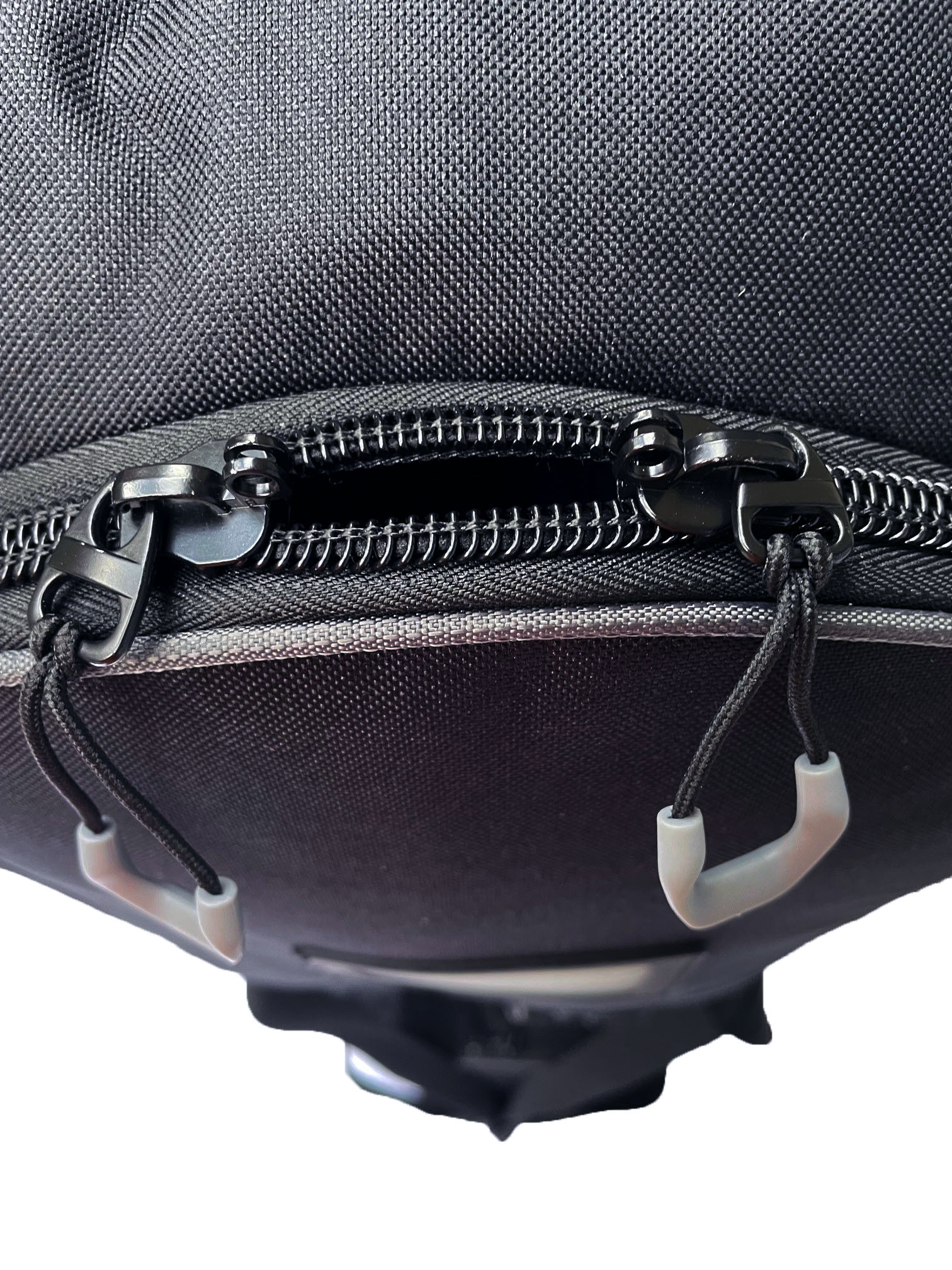 lockable zipper_travel cover_adj.jpg